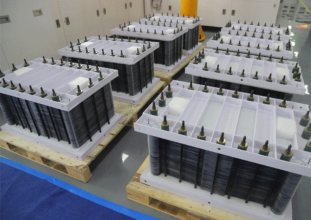 液流储能公司蒙东液流电池生产基地正式量产，首台电堆产品下线