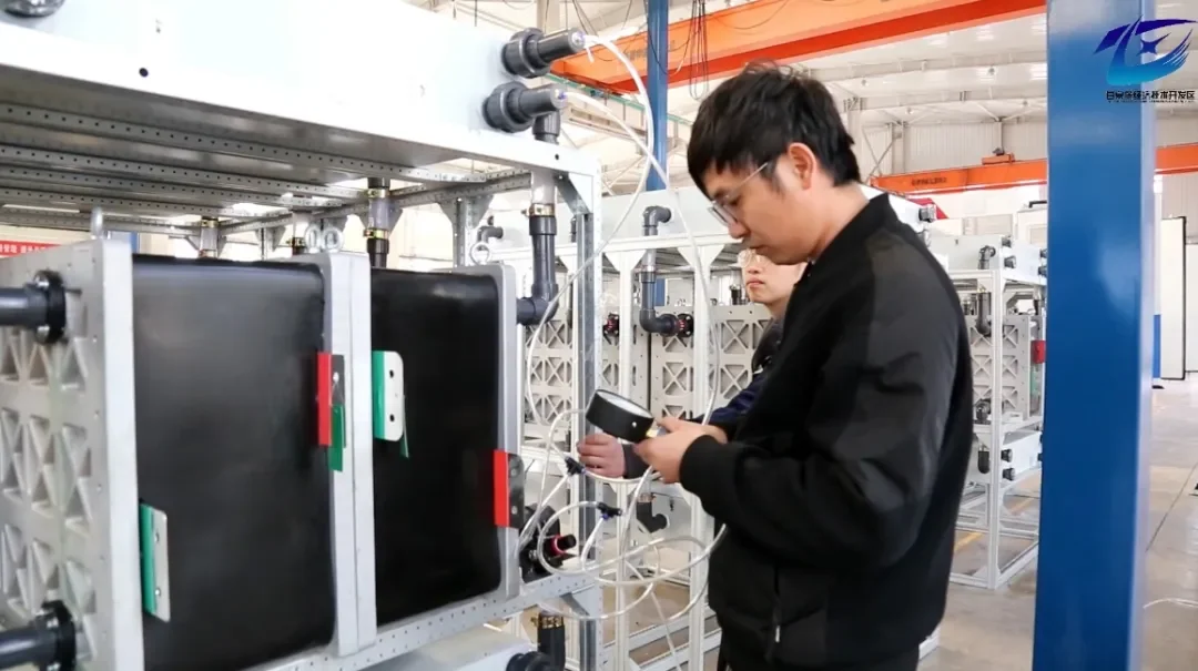 伟力得新疆甘泉200兆瓦/年全钒液流电池储能装备项目一产线试投运