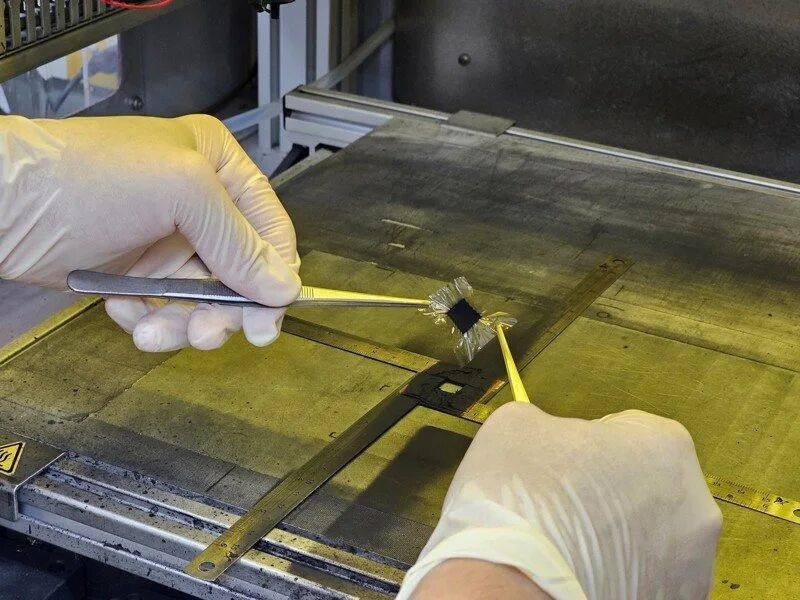 国立中山大学团队研发新型质子交换膜，打造「只让质子通行的高速公路」，使质子跑得更快，可为氢能、储能与电池技术等带来全面升级。图／国立中山大学提供（中央社）